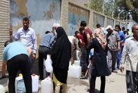 قطعی چند روزه آب در زاهدان؛ مردم همچنان در صف آب/ گلایه شهروندان: آب برای شستشو هم نداریم