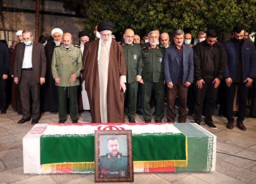اقامه نماز رهبر انقلاب بر پیکر سردار شهید سید رضی موسوی اقامه نماز رهبر انقلاب بر پیکر سردار شهید سید رضی موسوی
