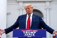 ترامپ: ایران ورشکسته بود و هیچ پولی نداشت و فقط چین از آن نفت می‌خرید اما حالا ۳۰۰ میلیارد دلار دارد