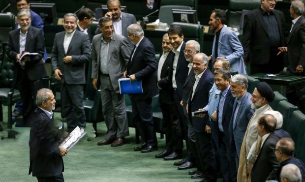 تیغ رادیکالها زیر گلوی کابینه پزشکیان تیغ رادیکالها زیر گلوی کابینه پزشکیان