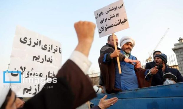 تجمع خیابانی با نقابِ قانون حجاب