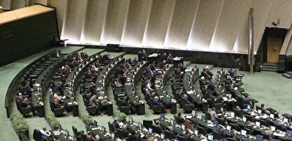 کشور درگیر بحران‌های اقتصادی؛ دغدغه مجلس برکناری ظریف!