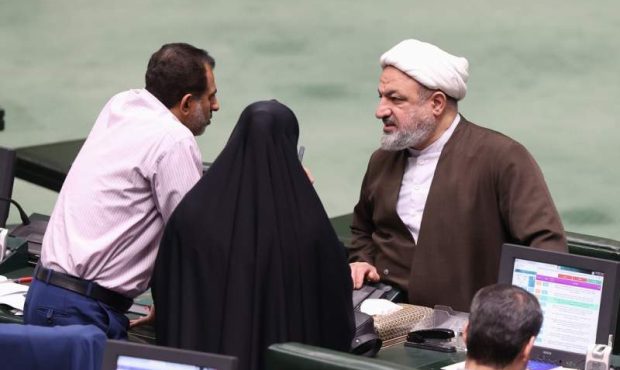 مجلس درگیر موضوعاتی است که نفع خاصی برای مردم ندارد