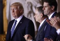 دیدار ترامپ با ران درمر، وزیر امور راهبردی اسرائیل/تاکید ترامپ برای دست یابی به توافق با تهران بدون توسل به نیروی نظامی