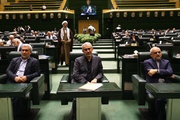 رای اعتماد نمایندگان به وزیر پیشنهادی امور اقتصادی و دارایی