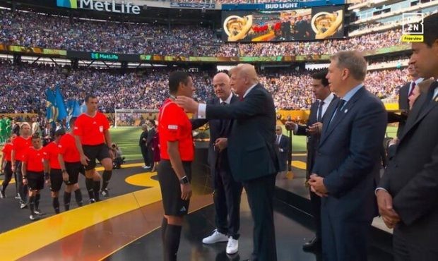 حمله روزنامه اصولگرا به فغانی: کمترین کنش او می‌توانست نپذیرفتن مدال از دست ترامپ باشد