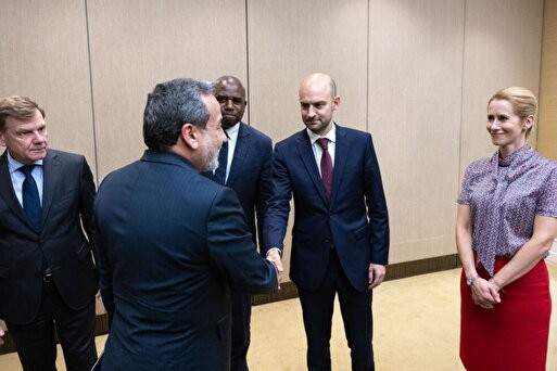 تماس تلفنی عراقچی  با وزرای امور خارجه فرانسه، انگلیس و آلمان  در مورد رفع تحریم‌ها