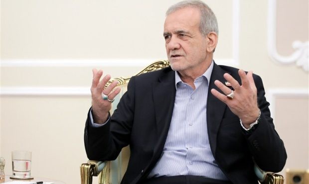 پزشکیان: شکی نیست که باید بنزین را گران کرد؛ ولی این طور نیست که شب تصمیم بگیرم، هر کسی هم حرف زد بزنم تو سرش