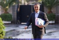 مردم با دلار واقعی زندگی می‌کنند نه با توجیهات فرزین/ریال در تله بی‌کفایتی آقای رئیس کل