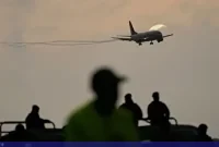 ادعایی درباره اخراج پناهجویان ایرانی از آمریکا؛ دست‌وپابسته، کتک‌خورده و کشان‌کشان سوار هواپیما شدند