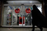 بلاتکلیفی بازار در خرید و فروش کالا در دوران دلار ۱۴۰ هزار تومانی/ ۹۵ درصد مردم در تنگنای اقتصادی‌اند و هر روز فقیرتر می‌شوند