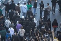 اعتراضات در کوهدشت لرستان به کشته شدن یک بسیجی و مجروح شدن ۱۳ نیرو انتظامی منجر شد اعتراضات در کوهدشت لرستان به کشته شدن یک بسیجی و مجروح شدن ۱۳ نیرو انتظامی منجر شد