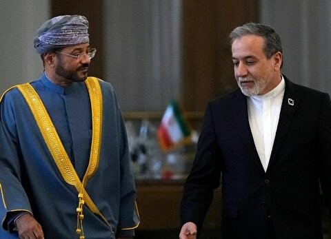 الجزیره به نقل از یک منبع آگاه در تهران: گزارشها مبنی بر ارسال پیام از طریق عمان، فرانسه یا هر کس دیگری صحیح نیست الجزیره به نقل از یک منبع آگاه در تهران: گزارشها مبنی بر ارسال پیام از طریق عمان، فرانسه یا هر کس دیگری صحیح نیست