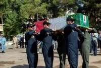 سوگواری مادر خلبان شهید کاظمی بر پیکر او