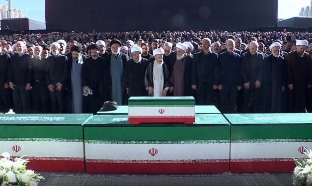 اقامه نماز بر پیکر رهبر شهید انقلاب و خانواده ایشان