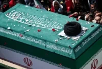 ویدیو/ ورود آیت‌الله جوادی آملی به مسجد جمکران و اقامه نماز بر پیکر رهبر شهید