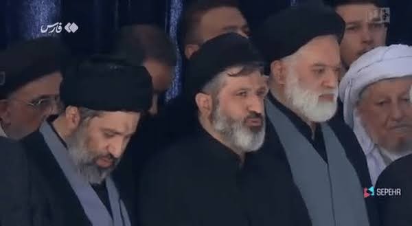 فیلم /حضور فرزندان رهبر شهید در مصلی تهران